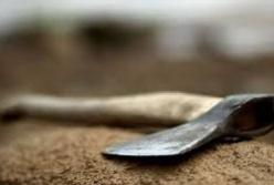 В Запорожской области мужчина на свалке зарубил двух женщин и сжег их тела