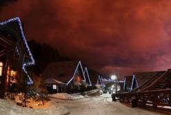 До Буковеля дістався блекаут: димить біля підйомників, а коли зупиняються - лижники йдуть нагору (відео)