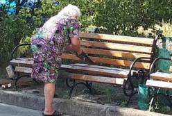 В Киеве старушка распилила лавочку под домом, чтобы под окнами не шумели