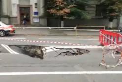 В Киеве возле Офиса президента провалился асфальт (фото)