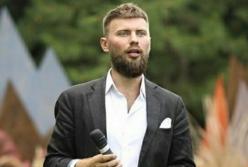 В Одессе, выпав из окна 17 этажа, трагически погиб известный ведущий (фото)
