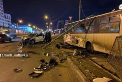 В Харькове электроопора упала на маршрутку с людьми (фото)