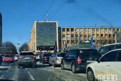 Під стінами Черкаської ОВА ветерани зупинили автоколону і проводять протест через загибель Сергія Русінова