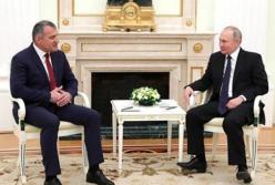 Путина высмеяли в сети из-за странной позы