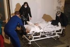Ночью из Александровской больницы Киева эвакуировали больных COVID-19 (фото)