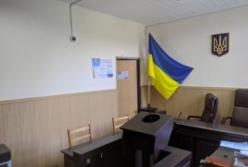 В Запорожской области мужчина во время судебного слушания ударил себя ножом в живот