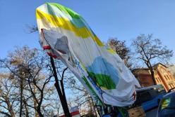 У Польщі багатоповерхівку протаранила повітряна куля, з неї випала жінка і розбилась об дах: відео моменту