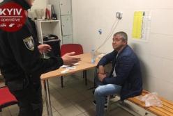 ​В Киеве мужчина пытался выйти из магазина в украденной обуви (фото)