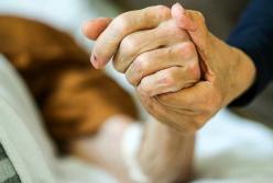 В Италии женщина из-за карантина вынуждена жить с телом мужа, который умер от коронавируса