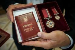 Зеленский наградил орденами и медалями 12 военных