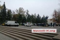 В Николаеве под зданием мэрии обнаружили труп мужчины (фото)