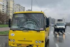 В Киеве водитель маршрутки насмерть сбил женщину возле пешеходного перехода (фото)