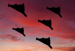 У Сумах дрон влетів прямо на дорогу, коли там був активний рух авто: відео моменту