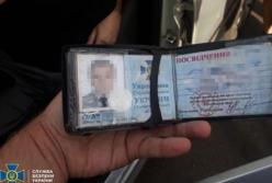 В Днепре задержали уголовника с оружием с поддельным удостоверением СБУ (фото)