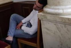Депутат заснул в Раде при обсуждении азартных игр