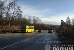На Тернопольщине школьный автобус попал в ДТП, есть жертвы (фото)