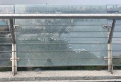 На "мосту Кличко" треснуло боковое стекло: появились детали