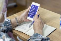 Вакцинированные пенсионеры получат бесплатные смартфоны – Зеленский