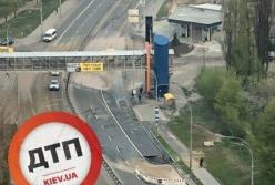 В Киеве на дороге образовался двойной провал (фото)