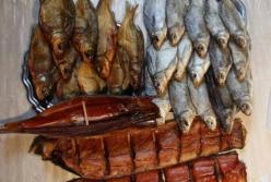 Медики рассказали, почему опасно есть вяленую рыбу летом