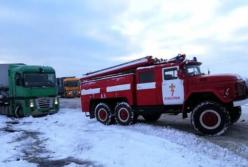 На Полтавщине из-за снегопада на дороге застряли 12 грузовиков (фото)