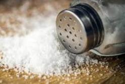 Названы первые симптомы переизбытка соли в организме