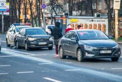 В Киеве пьяная компания напала на полицейских, устроивших ДТП (видео и фото)