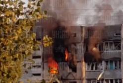 У столиці приліт в багатоповерхівку, горять поверхи з 4 по 9: відео моменту удару