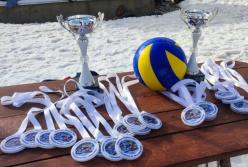 Закарпатські спортсмени вибороли золото на Чемпіонаті України з волейболу на снігу (фото, відео)