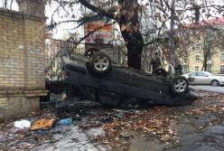 В Киеве пешеходы перевернули припаркованное на тротуаре авто (фото)