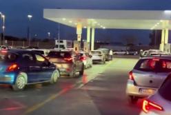 Блокада Ормузької протоки б'є по кишенях: Іспанія стоїть в шалених чергах на АЗС (відео)