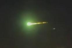 У небі над Москвою вибухнув метеорит: відео моменту