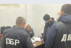 На Харьковщине полицейский продавал наркотики в помещении суда и СИЗО