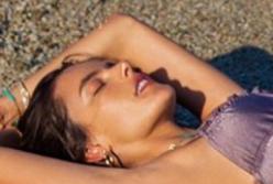 Супермодель Алессандра Амбросио снялась лежащей на берегу моря (фото)