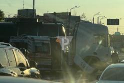 У Кривому Розі вантажівка не пропустила евакуаційну швидку з військовим (відео)