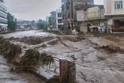 Кара з небес тим, хто воює: раптові повені в Пакистані та Індії вбили сотні людей (відео)