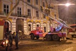В Одессе во время ликвидации пожара обрушилась лестница: травмирован спасатель