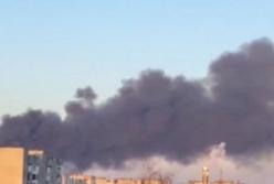 Небо затянул огромный черный столб дыма: в Киеве прогремел очень сильный взрыв, одновременно непрерывно бомбят Харьков (видео)