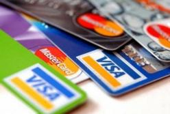 Зарплату госслужащим переводят в безналичную форму