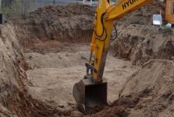 В Одессе мужчина упал в 3-метровый котлован