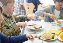 Украинских школьников запретят кормить газировками, колбасами и сосисками