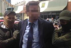 Гендиректор одного из директоратов Минобразования попался на крупной взятке (фото)