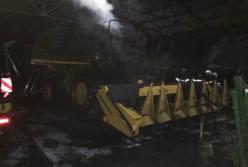 В Днепропетровской области горел ангар с техникой (фото)