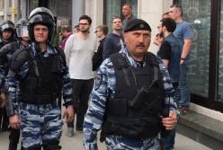 Разыскиваемый в Украине экс-полковник «Беркута» разгоняет протесты в Москве