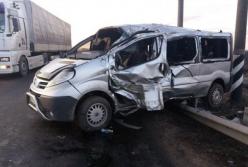 На Николаевщине микроавтобус перевернулся и влетел в отбойник: семеро пострадавших