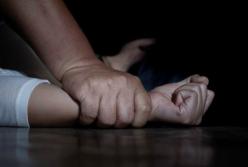 На Днепропетровщине мужчина изнасиловал 13-летнюю дочь своей знакомой