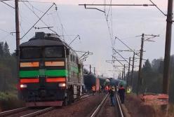 Вибухи на залізниці в РФ: з колій зійшло 15 вагонів, одному росгвардійцю відірвало ноги (відео)