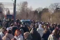 Українські потяги зупинили за кордоном через повідомлення про мінування, людей висадили (відео)