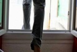 В Харькове парень перерезал себе горло и выпрыгнул из окна