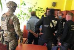 Руководителя налоговой, его сына и двух сообщников задержали за вымогательство "долга" в 40 тыс. долларов